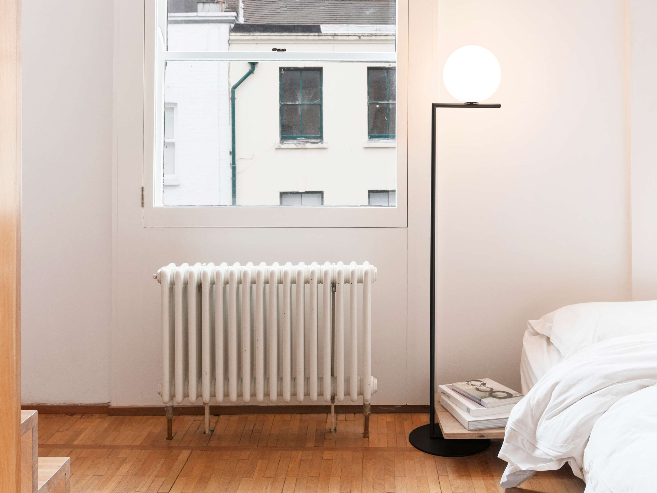 ic-f1-black-floor-anastassiades-flos-01